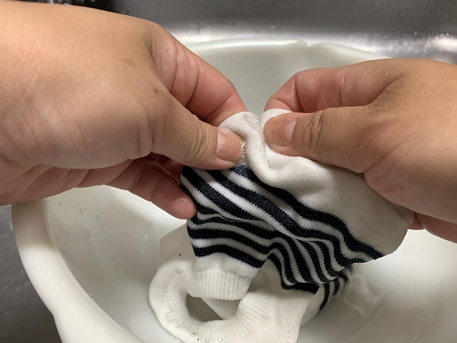 靴下を手洗いする